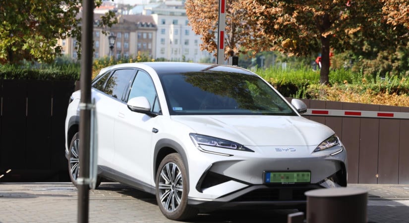 Ez a BYD hajtott ki a parlamenti parkolóból Szijjártó meghallgatása után - ezt tudja az autó