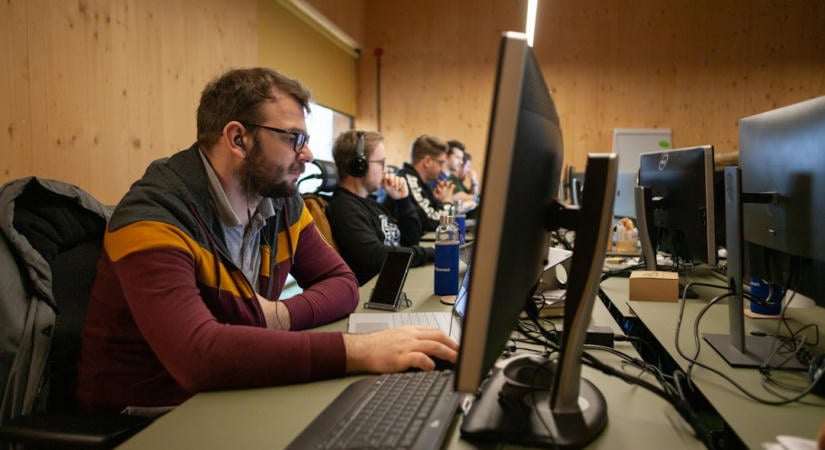 ChatGPT-t és Claude-ot tiltja le a svéd kormányhivatal a munkahelyi gépekről