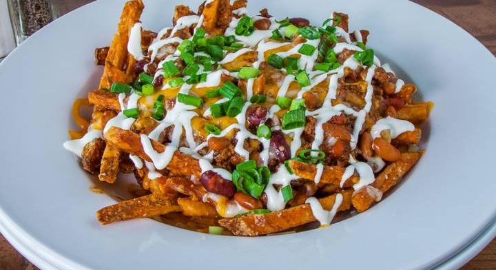 Gazdagon megpakolt sült krumpli sajtszósszal és baconnel: chilisen az igazi
