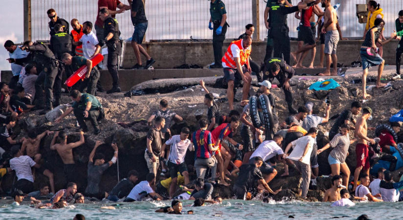 Migránsáradat lepett el egy spanyol enklávét
