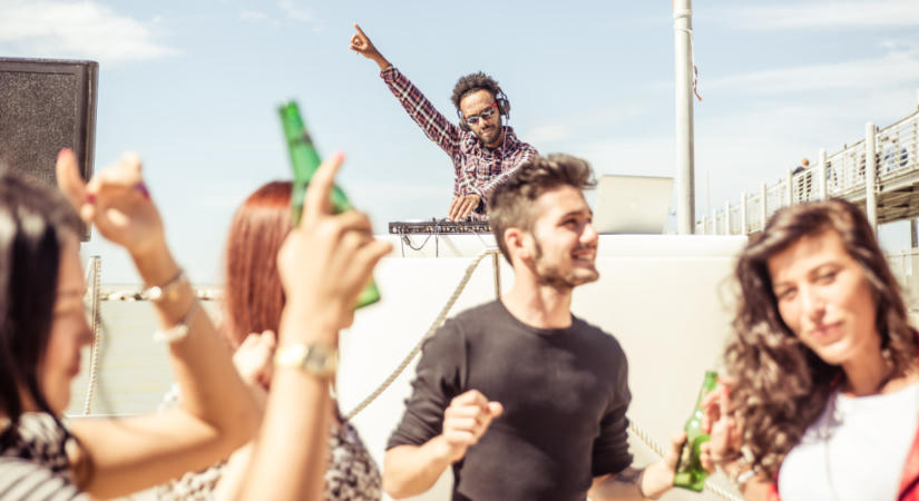 Kvíz: Felismered a nyári slágereket egy sor dalszövegből?