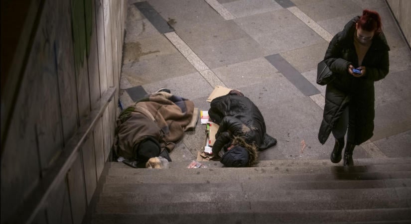 Elindult a válságos élethelyzetbe került embereken segítő budapesti krízisbusz, de az ellátórendszeren még lyukak tátonganak