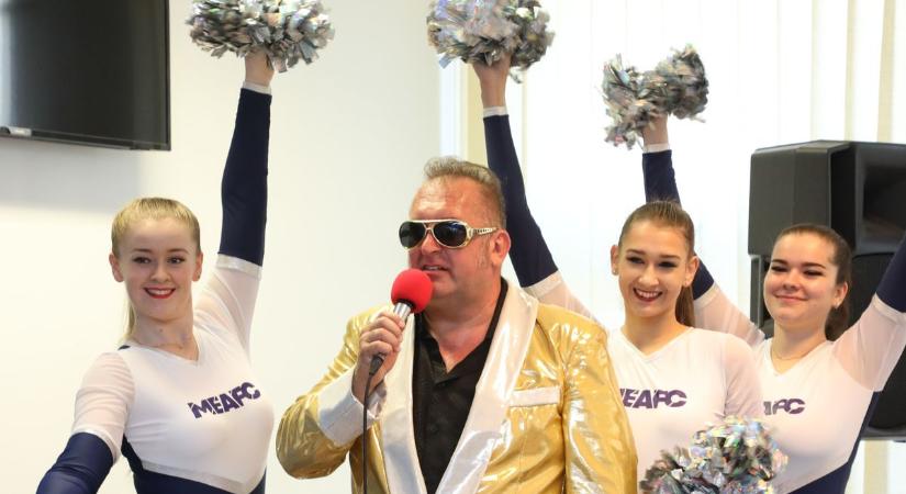 Elvis dalok: Megkezdődött a Guinness-rekord kísérlet