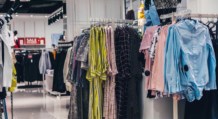 Vége a pazarlásnak? – Életbe lépett az eladatlan ruhák és cipők megsemmisítésének tilalma