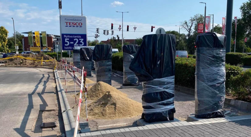 Megérkeztek a töltők Debrecen második Tesla Supercharger állomására