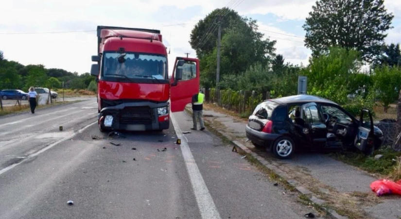 Tragédia Ipolyságnál: fordulás közben kamionnak ütközött, meghalt a Renault sofőrje