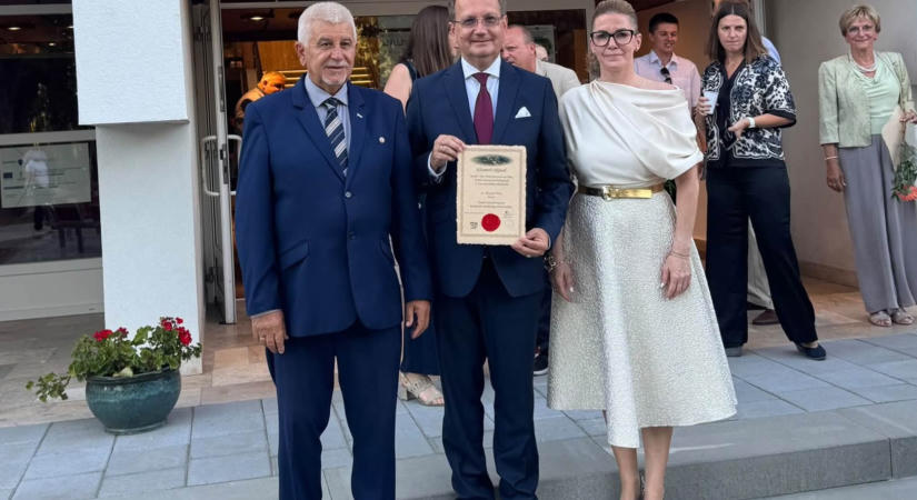 Koszfészeknek nevezte Hoppál Péter a várost, ahol épp kitüntették