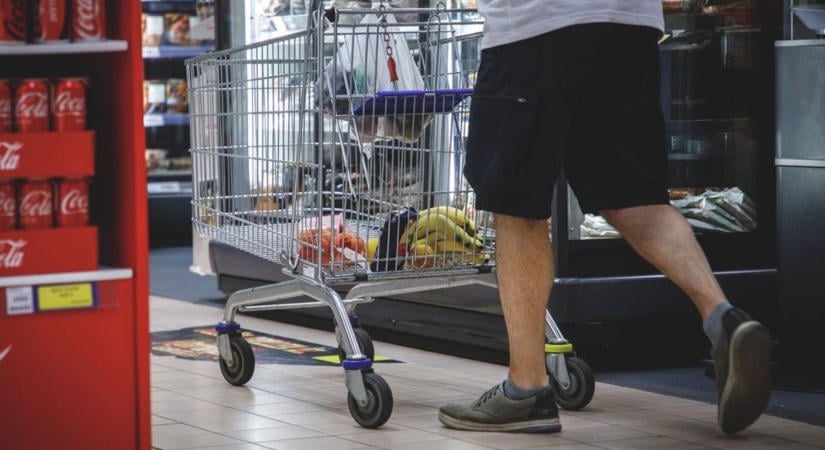 Szamurájnak képzelte magát az áruházban: karddal fenyegette a biztonsági őrt, majd autóval támadt annak családjára