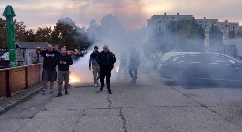 Tüzes hangulatban érkeztek a szurkolók, hamarosan kezdődik az SKC–Szolnok