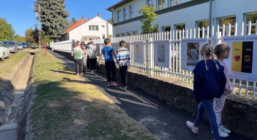 Vándorákiállítás nyílt az igali iskola kerítésén