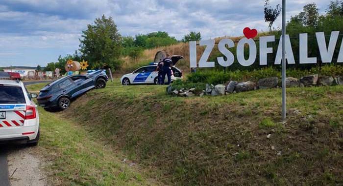 Lopott autóval árokba hajtott, ami ezután jött, azt a borsodi rendőrök se fogják elfelejteni