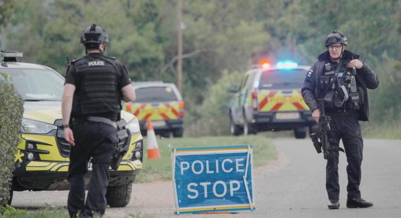 Robbanóanyaggal megrakott furgonokat kapcsolt le a brit rendőrség egy támaszpontnál