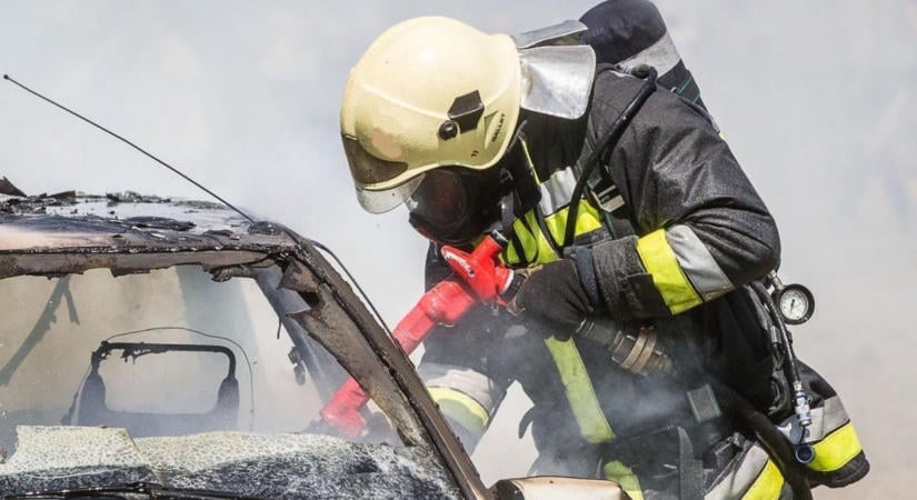 Kigyulladt egy autó motortere a 8-ason, Márkó és Veszprém között