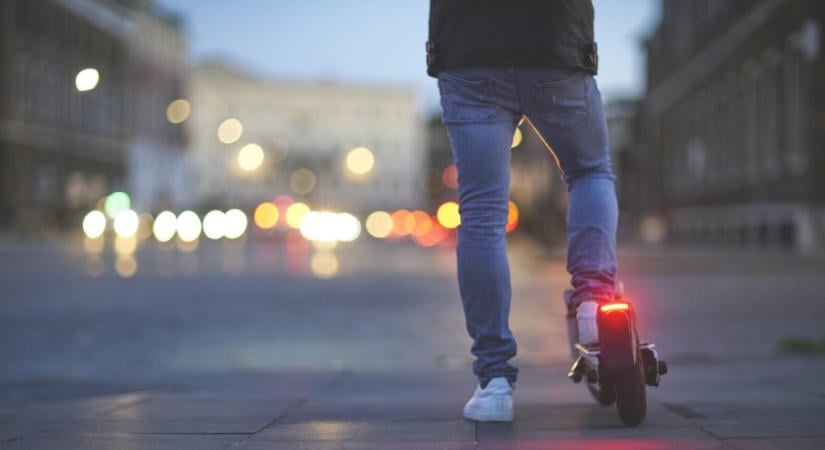 Korhatárhoz kötné a kormány az elektromos rollerek használatát