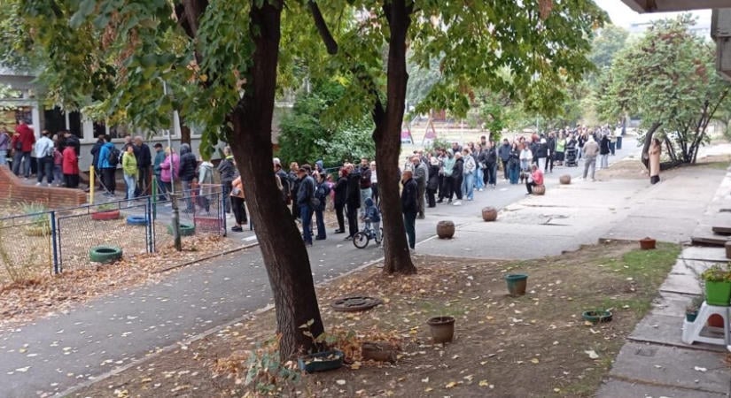 Jelentős várakozás a szavazóhelyeken – Vučić vagy az Egyetemista lista?