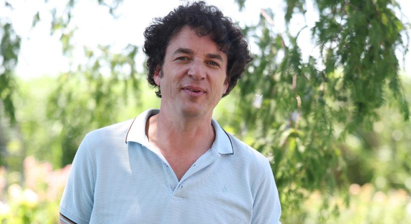 Fodor Imrénél családtagok az agarak, még forgatni is magával viszi a kedvenceit