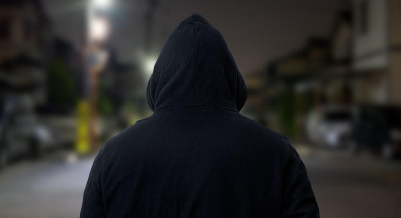 Nem akarta eladni a karláncát – percekkel később kirabolták az idős férfit Félegyházán