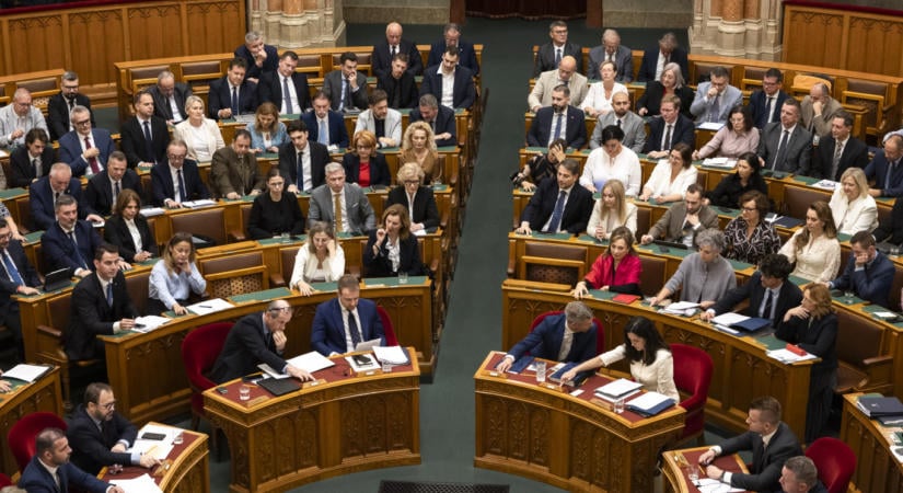 A kötelező orvoskamarai tagság visszaállításáról és az SZTFH koncessziós jogköreinek megszüntetéséről is szavaz a parlament