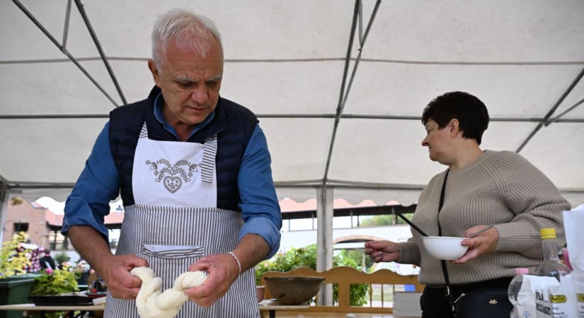 A polgármester is beállt kalácsot fonni a kisteleki fesztiválon  fotók