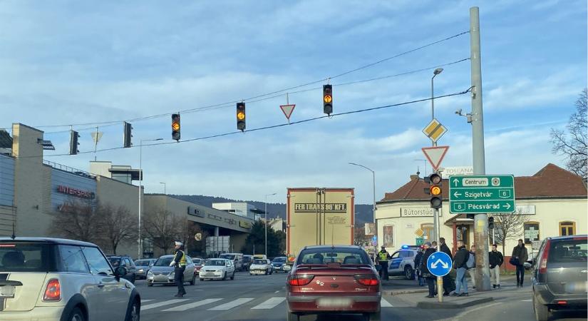 Sárgán villognak a közlekedési lámpák az Árkádnál, rendőr irányítja a forgalmat