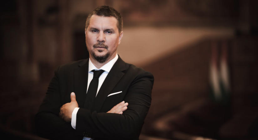 Ettől kezdve minden új színházigazgatónak alkalmassági vizsgát kell tennie