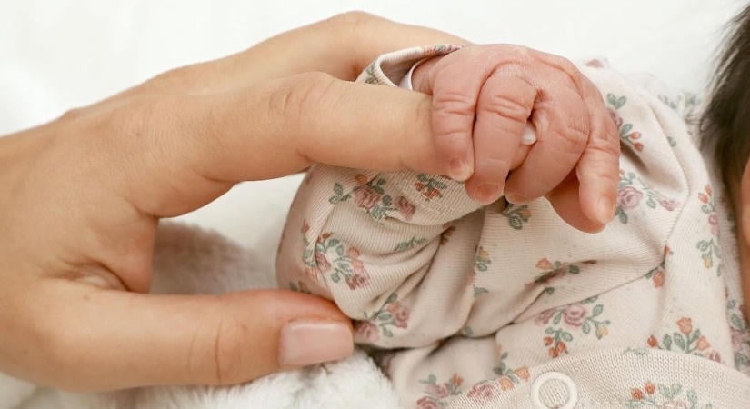 Apukája hangjára alszik el Orsovai Reni háromhetes kislánya – a kis Bibi már most imádja a zenét