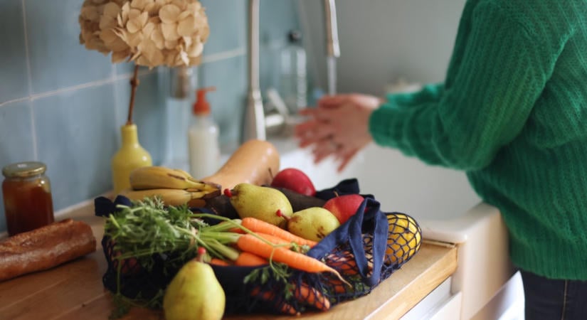 Hogyan marad tovább friss a banán, a burgonya és a saláta? 10 egyszerű tárolási trükk