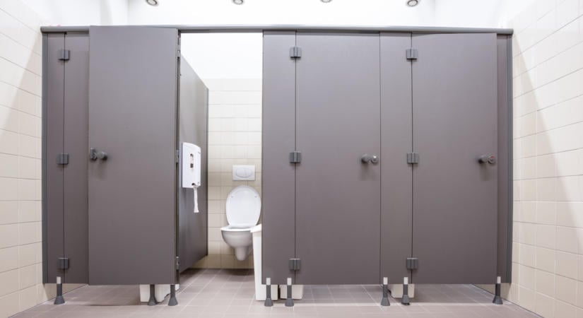 Tudod, miért nem ér le a padlóig a nyilvános WC-fülkék ajtaja? Meglepően logikus oka van
