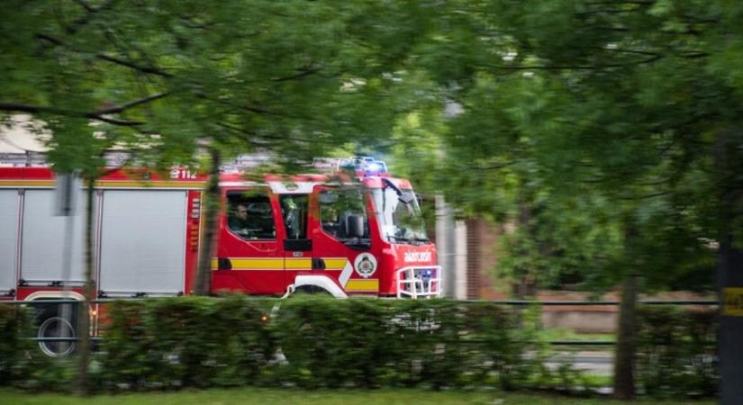 Jött, látott és nem ment el károk nélkül: a vihar okozta gondok elhárításán dolgoznak a debreceni tűzoltók