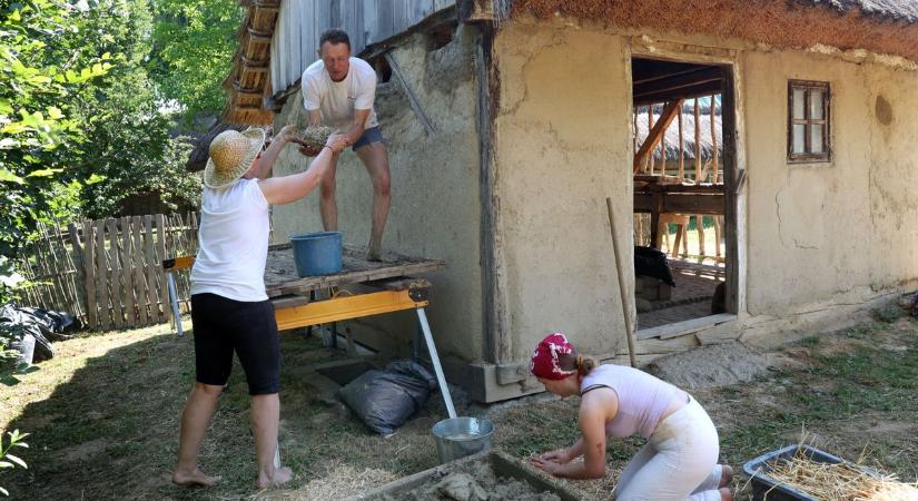 Csodálatos ősi építészetünk: Szennában csömpölyözéssel és tapasztással újítják fel a portákat