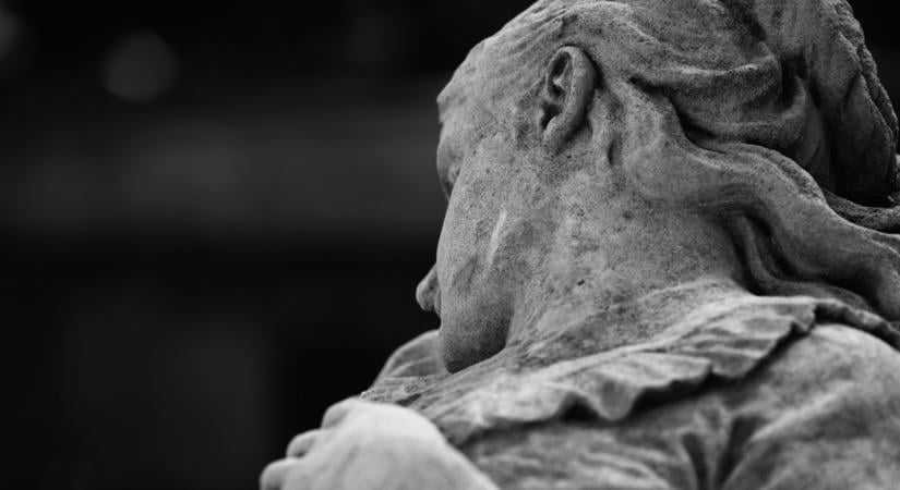 Megrendítő hír feketíti be a hét első napját: 54 évesen tragikus hirtelenséggel meghalt a legendás énekesnő