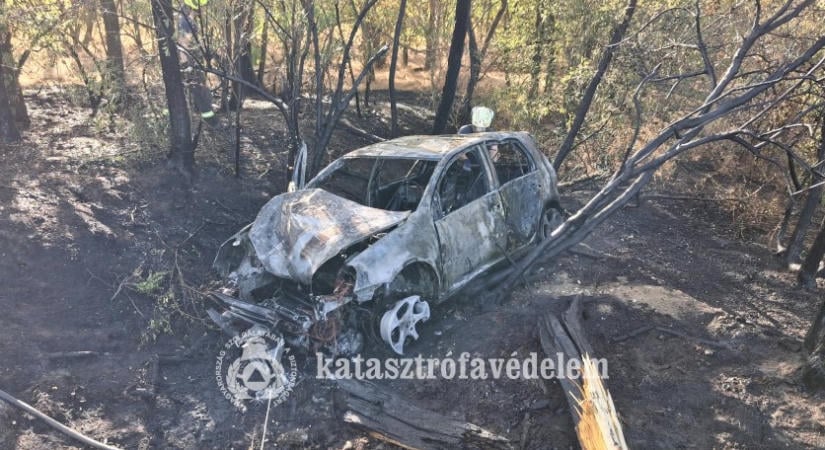 Kigyulladt egy autó, miután fának ütközött Tiszapüspökinél