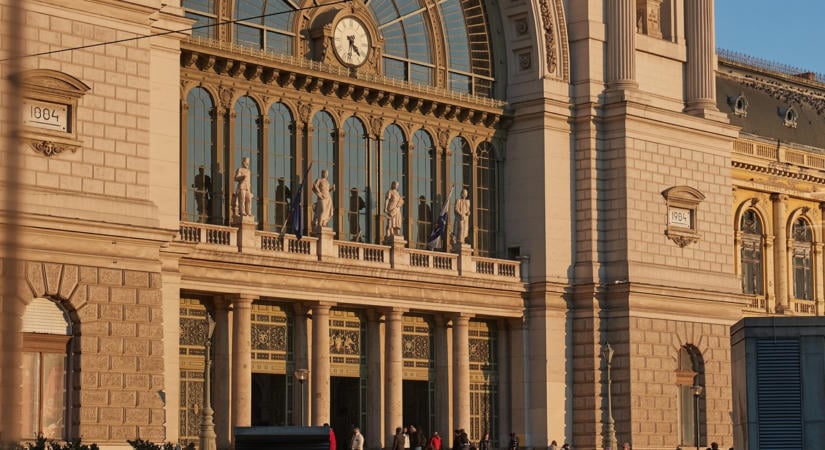 Megszólalt Emazon: Bocsánatot kér a rendőrségtől, ha kiderül, hogy mégsem ők szóltak be neki a Keleti pályaudvarnál