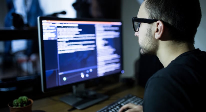 Az egész internet veszélyben, azonnal megindultak a támadások: sötétbe borulnak a kormányzati oldalak a súlyos hiba miatt, amit AI-fedezett fel