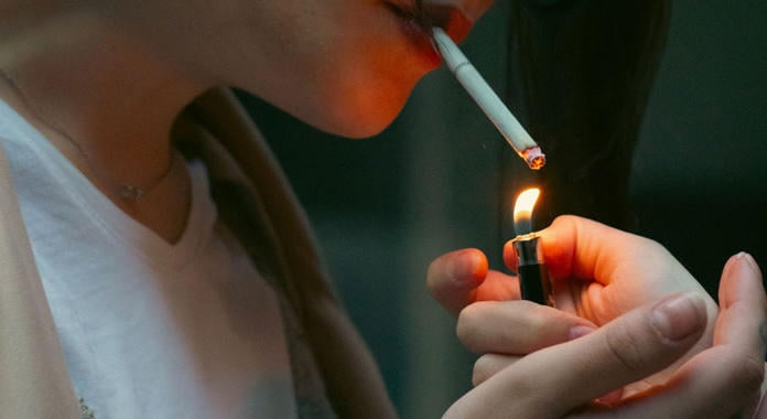 A dohányzó kamaszok elhízott felnőtté válhatnak?