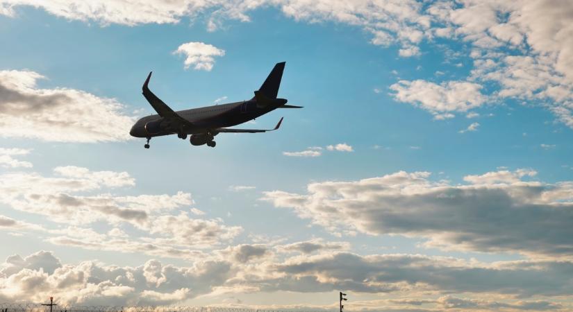 Pokolian ijesztő percek a Ryanair-gépén: betört az ablak, egy 61 éves utas beszorult a nyílásba
