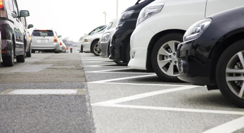Egy évvel később lép életbe Budapesten a két tonnánál nehezebb autók parkolási díjemelése