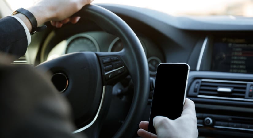Ellenőrzi a rendőrség a vezetés közbeni mobilozást
