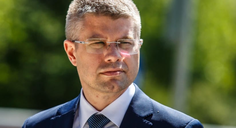 “Az Önök Kormánya részéről 11 év ígérgetés után csak a kampányban került sor a koncessziós eljárás kiírásra”