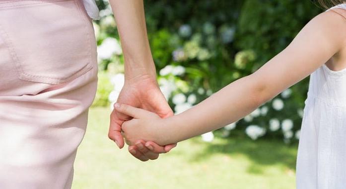 Az állam fizeti a tartásdíjat, de nehezen tudja behajtani az adós tartozását