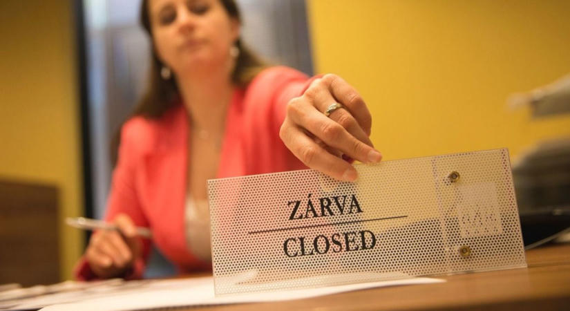 Változik a kormányablakok nyitvatartása a hőségriasztás miatt: több helyen korábban zárnak