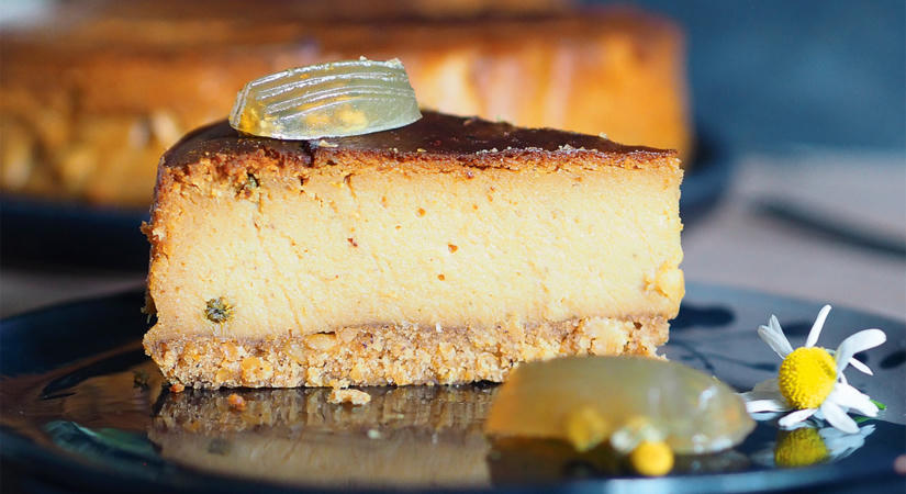 Tegyünk virágot a sütibe! – Vegán sajttorta kamillás gumicukorral