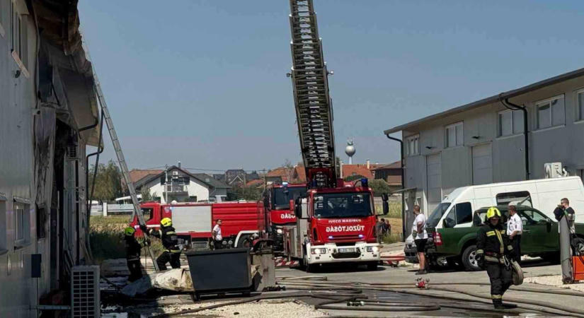 Hegesztés közben keletkezett tűz a nagytarcsai Ipari Parkban, egy embert kórházba vittek