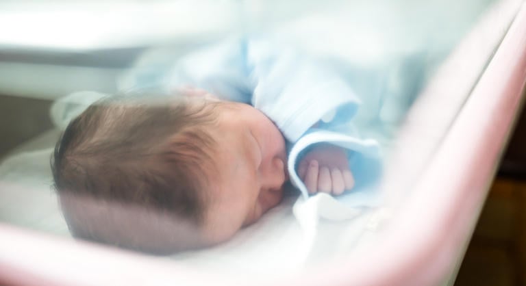 Több száz magára hagyott csecsemő vár segítségre, indul a babasimogatók toborzása