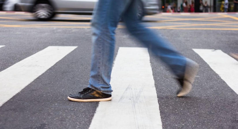 Súlyos gázolás a szombathelyi gyalogátkelőn: láncreakciót indított el a teherautós