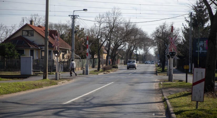 Durva jelenet a hajdú-bihari utcán! A kocsi ablakán benyúlva rángatta meg a férfit
