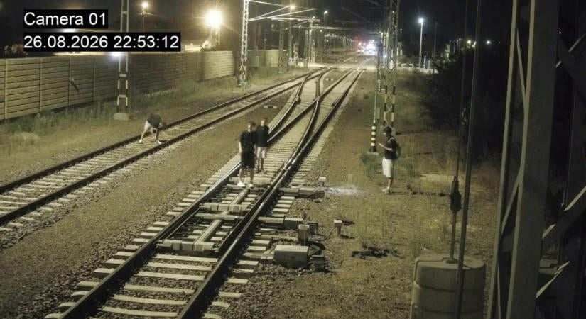 Köveket tettek az egyik debreceni vasúti váltóba a fiatalok
