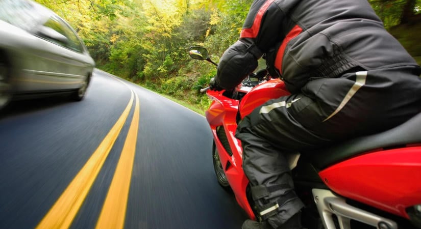 Ne ijedj meg, ha ezt csinálja a motoros előzés után!