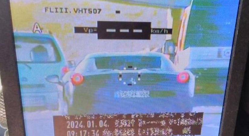 Letesztelte, mit megy a Ferrari, a rendőrök pontozták mutaványát