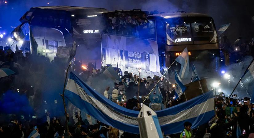 Messi nélkül tértek haza, de a foghíjas argentin delegációt is vörös szőnyeg fogadta